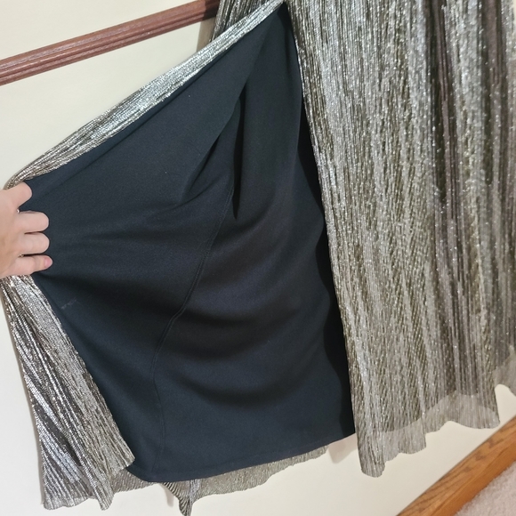 Eliza JV-Neck Metallic Belted Gown - Picture 13 of 13